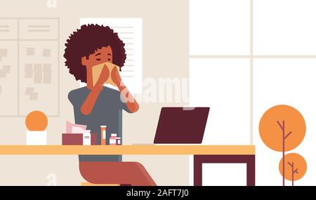 Malati imprenditrice soffia il naso con fazzoletto americano africano ragazza seduta al posto di lavoro utilizzando laptop donna avente flu starnuto malattia concetto ufficio moderno interior ritratto orizzontale illustrazione vettoriale Illustrazione Vettoriale