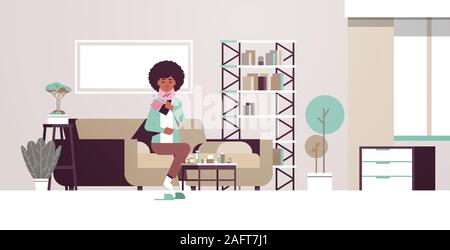 Malata misurare la temperatura con un termometro malsana African American Girl in sciarpa soffrono di freddo virus influenzale malattia concetto moderno soggiorno piana interna piena lunghezza orizzontale illustrazione vettoriale Illustrazione Vettoriale