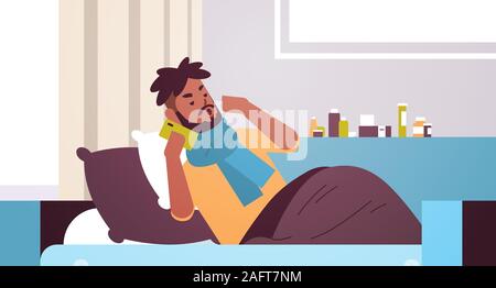 Uomo malato avente starnuto malsana african american guy in sciarpa chiamando telefono per assistenza medica soffrono di freddo virus influenzale malattia concetto moderno soggiorno interno closeup orizzontale illustrazione vettoriale Illustrazione Vettoriale