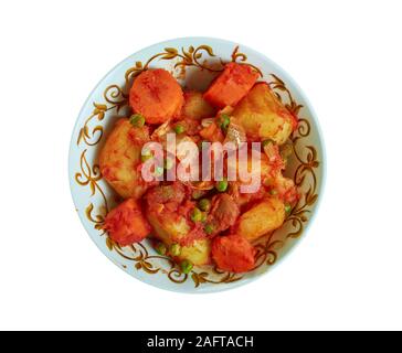Marqa batata, stufato di patate, cucina tunisina, Tradizionale assortimento di piatti africani, vista dall'alto. Foto Stock