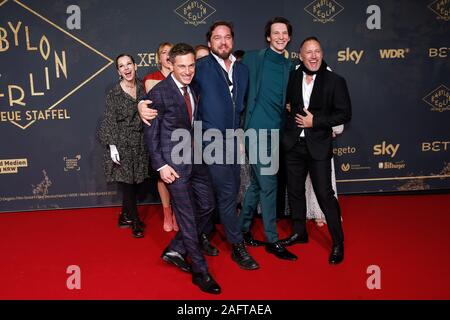 Berlino, Germania. Xvi Dec, 2019. Volker Bruch (l-r), Ronald Zehrfeld, Sabin Tambrea e Benno Frmann venire al mondo premiere della nuova stagione di ÇBabylon BerlinÈ al Zoo-Palast. Credito: Gerald Matzka/dpa-Zentralbild/ZB/dpa/Alamy Live News Foto Stock