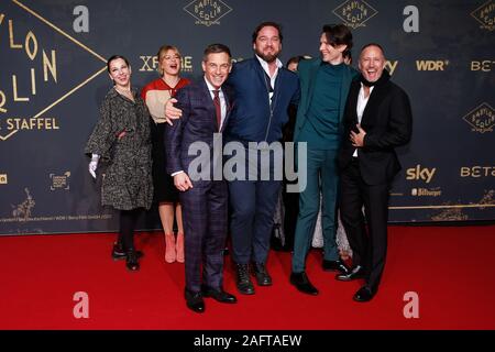 Berlino, Germania. Xvi Dec, 2019. Volker Bruch (l-r), Ronald Zehrfeld, Sabin Tambrea e Benno Frmann venire al mondo premiere della nuova stagione di ÇBabylon BerlinÈ al Zoo-Palast. Credito: Gerald Matzka/dpa-Zentralbild/ZB/dpa/Alamy Live News Foto Stock