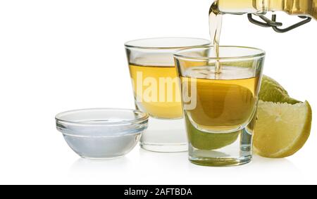 Drink forte è versata in un vetro bianco su sfondo isolato Foto Stock