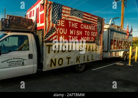 Luglio 25, 2019, CALIFORNIA, STATI UNITI D'AMERICA - Pace camion dice "Tu non ucciderai" California e Arizona Border Interstate 40 Foto Stock