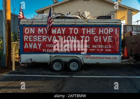 Luglio 25, 2019, CALIFORNIA, STATI UNITI D'AMERICA - Pace camion dice "Tu non ucciderai" California e Arizona Border Interstate 40 Foto Stock