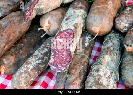 Salsicce per la vendita al mercato di Arles, Boulevard des Lices, Arles, Provence, Francia Foto Stock