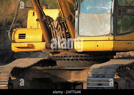 Escavatore (digger) in un cantiere di close-up. Macchinari da costruzione presso l'impianto. La costruzione di un nuovo complesso residenziale Foto Stock