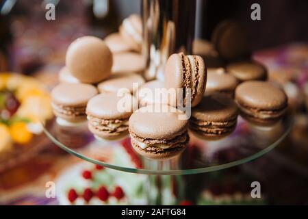Amaretti al cioccolato giacciono su di un vetrino per dessert. Candy bar. Foto Stock