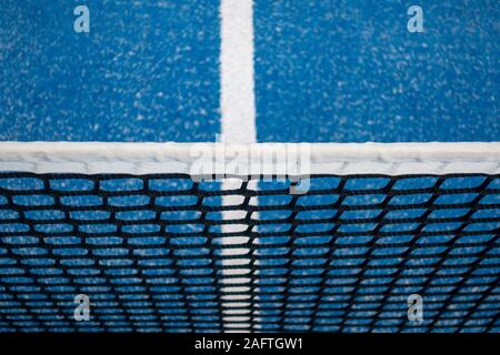 Blue paddle tennis net e corte dello sfondo dei campi Foto Stock