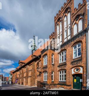 Il XIII secolo rosso mattone architettura della chiesa del Santo Spirito e ospedale nella città anseatica di Wismar, Meclenburgo-Pomerania Occidentale, Germania Foto Stock