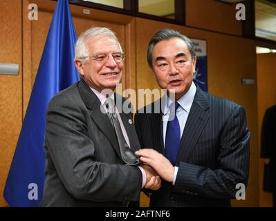 Madrid, Spagna. 15 Dic, 2019. Cinese il consigliere di Stato e Ministro degli Esteri Wang Yi (R) risponde con l'Alto Rappresentante UE per la politica estera e di sicurezza Josep Borrell sul margine della XIV riunione dei Ministri degli Esteri dell'incontro Asia-Europa (ASEM) in Spagna a Madrid, dicembre 15, 2019. Credito: Lu Yang/Xinhua/Alamy Live News Foto Stock