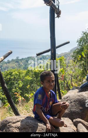 Bambino locale al villaggio Takpala, Kalabahi, Indonesia Foto Stock