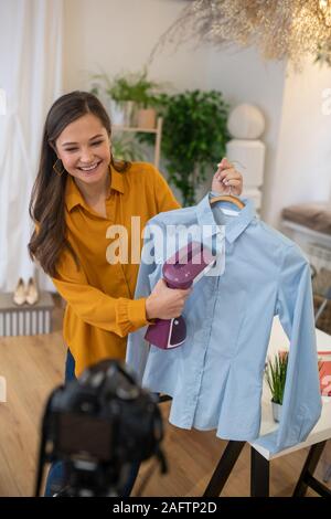 Felice Allegra donna facendo domestiche sulla fotocamera Foto Stock