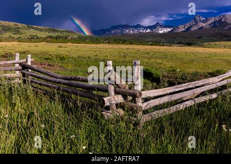 7/26/19 - HASTINGS MESA, COLORADO, Stati Uniti d'America - arcobaleno su montagne e recinzione, Hastings Mesa, Colorado vicino Ridgway Telluride Foto Stock