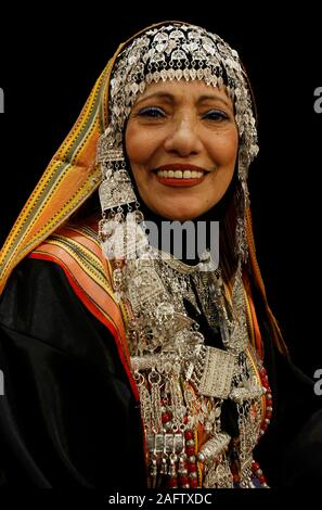 Un Yemenite donna del Sanaa regione indossando il tradizionale elaborare copricapo chiamato Gargush decorato con filigrana d'argento Foto Stock