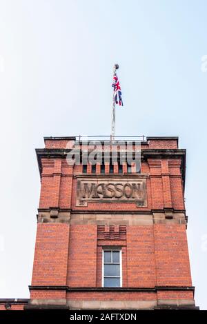 Mattone rosso torre di Sir Richard Arkwright il cotone e il mulino di tessili a Masson Mills Museum DERBYSHIRE REGNO UNITO Foto Stock