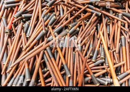 Abstract pila di spole utilizzati per la tessitura con un flying shuttle in Sir Richard Arkwright il cotone e il mulino di tessili a Masson Mills Museum DERBYSHIRE REGNO UNITO Foto Stock