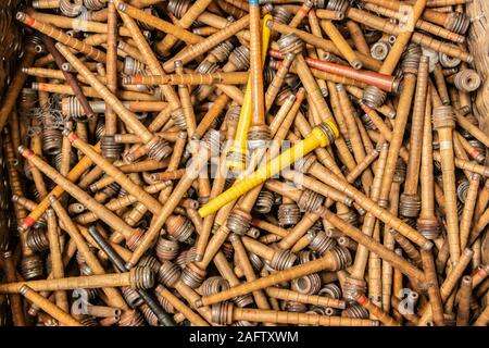 Abstract pila di spole utilizzati per la tessitura con un flying shuttle in Sir Richard Arkwright il cotone e il mulino di tessili a Masson Mills Museum DERBYSHIRE REGNO UNITO Foto Stock