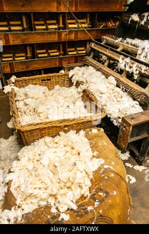 Cesto di cotone greggio bolls nel Sir Richard Arkwright il cotone e il mulino di tessili a Masson Mills Museum DERBYSHIRE REGNO UNITO Foto Stock