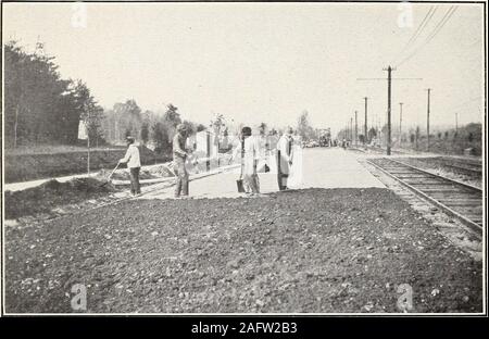 . Il cemento Portland Cemento pavimentazioni per strade di campagna. /Tm ? £ T fig. 2.-Canvas di copertura nella posizione.sperimentale stradale in cemento, Chevy Chase, MD. Bui. 249, U. S. Dipartimento di Agricoltura. Piastra IV.. Fig. 1.-che ricopre la superficie con uno strato di terra dopo la tela viene rimosso. Foto Stock