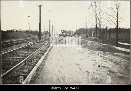 . Il cemento Portland Cemento pavimentazioni per strade di campagna. Fig. 1.-la preparazione di sottofondo.. Fig. 2.-sabbia e ghiaia impilati sul sottofondo pronto per l'uso.sperimentale stradale in cemento, Chevy Chase, MD. Bui. 249, U. S. Dipartimento di Agricoltura. Piastra II. Foto Stock