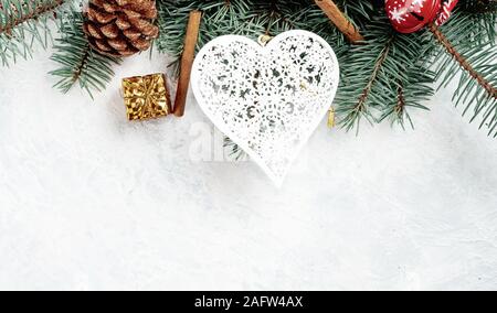 Giocattolo di Natale cuore su uno sfondo bianco, Natale sfondo, minimalismo Foto Stock