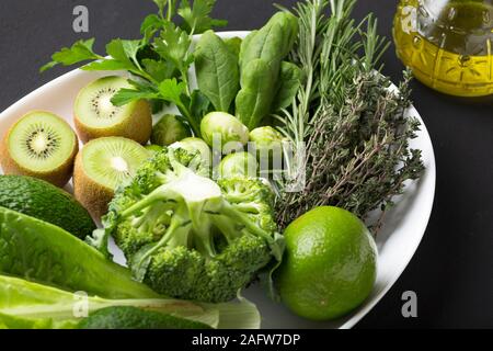 Zuppa di verdure, foglie di insalata, foglie di spinaci, pomodori ciliegini, pomodori ciliegini, tavolo di vetro, di prezzemolo fresco Foto Stock