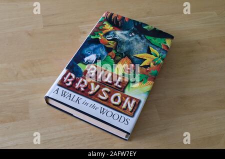 Una passeggiata nei boschi Hardback libro di Bill Bryson Foto Stock