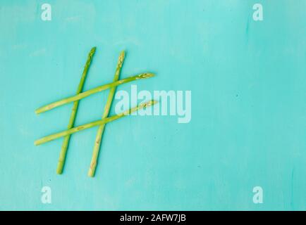 Idea concettuale, hashtag fatta di asparagi, cibo sano, cibo verde, hashtag salute. Foto Stock