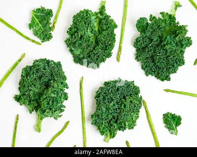 Layout creativo fatto di kale, asparagi. Lay piatto. Cibo sano concetto. Foto Stock