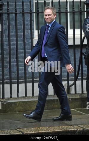 Segretario dei trasporti Grant Shapps arrivando a Downing Street, Londra per la prima riunione del gabinetto dopo che il Partito conservatore ha vinto le elezioni generali. Foto Stock