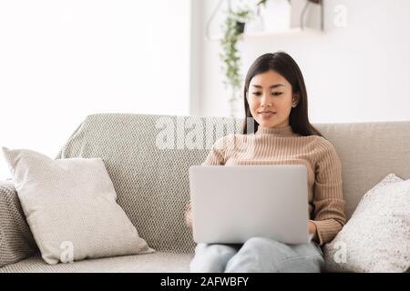 Concetto di freelance. Ragazza asiatica in linea di lavoro sul computer portatile Foto Stock