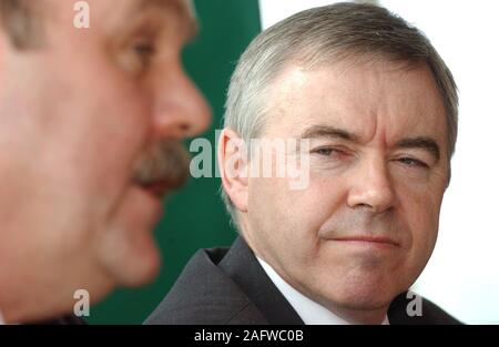 Plaid Cymru lanciare la loro campagna elettorale presso il pub Waterguard in Cardiff Bay oggi (giovedì 3/4/3). Plaid leader Ieuan Wyn Jones mi ascolta come le parti leader parlamentari Elfyn Llwyd MP parla. Foto Stock