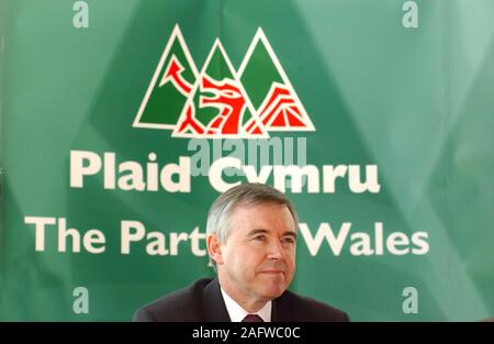 Plaid Cymru lanciare la loro campagna elettorale presso il pub Waterguard in Cardiff Bay oggi (giovedì 3/4/3). Plaid leader Ieuan Wyn Jones sto parlando all'evento. Foto Stock