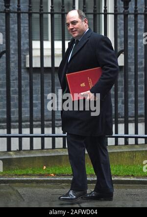 Il Segretario della Difesa Ben Wallace arrivando a Downing Street, Londra per la prima riunione del gabinetto dopo che il Partito conservatore ha vinto le elezioni generali. Foto Stock