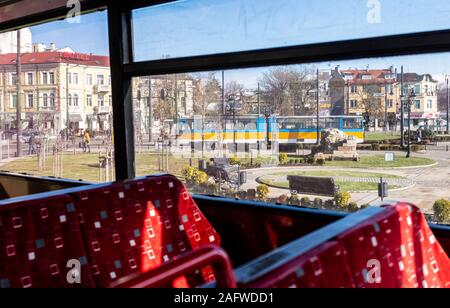 Dicembre 2019 a Sofia Bulgaria: Sofia vi saluta con strade larghe foderato con vivace Cafè, vedute delle montagne circostanti, giallo brillante trundled tram lungo strade trafficate il dolce profumo di pasta come viaggio attraverso il cuore della città a vedere l'edificio rosso un simbolo del blocco orientale visita statue e monumento dal partito comunista volte avvicinarsi alla vita locale a piedi bye street di commercianti che vendono icone sovietica e URSS cappucci militare dopo la caduta del muro di Berlino. Attrazioni come la Chiesa Ortodossa Bulgara Cattedrale Alexander Nevsky cattedrale costruita in stile Neo-Byzantine amato Foto Stock