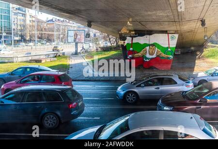 Dicembre 2019 a Sofia Bulgaria: Sofia vi saluta con strade larghe foderato con vivace Cafè, vedute delle montagne circostanti, giallo brillante trundled tram lungo strade trafficate il dolce profumo di pasta come viaggio attraverso il cuore della città a vedere l'edificio rosso un simbolo del blocco orientale visita statue e monumento dal partito comunista volte avvicinarsi alla vita locale a piedi bye street di commercianti che vendono icone sovietica e URSS cappucci militare dopo la caduta del muro di Berlino. Attrazioni come la Chiesa Ortodossa Bulgara Cattedrale Alexander Nevsky cattedrale costruita in stile Neo-Byzantine amato Foto Stock
