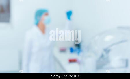 Silhouette sfocata di assistente di laboratorio i campioni di tenuta in mano per analisi Foto Stock