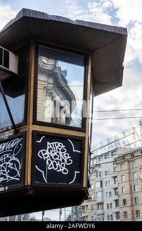 Dicembre 2019 a Sofia Bulgaria: Sofia vi saluta con strade larghe foderato con vivace Cafè, vedute delle montagne circostanti, giallo brillante trundled tram lungo strade trafficate il dolce profumo di pasta come viaggio attraverso il cuore della città a vedere l'edificio rosso un simbolo del blocco orientale visita statue e monumento dal partito comunista volte avvicinarsi alla vita locale a piedi bye street di commercianti che vendono icone sovietica e URSS cappucci militare dopo la caduta del muro di Berlino. Attrazioni come la Chiesa Ortodossa Bulgara Cattedrale Alexander Nevsky cattedrale costruita in stile Neo-Byzantine amato Foto Stock