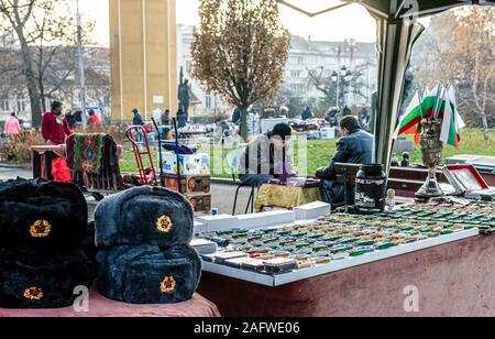 Dicembre 2019 a Sofia Bulgaria: Sofia vi saluta con strade larghe foderato con vivace Cafè, vedute delle montagne circostanti, giallo brillante trundled tram lungo strade trafficate il dolce profumo di pasta come viaggio attraverso il cuore della città a vedere l'edificio rosso un simbolo del blocco orientale visita statue e monumento dal partito comunista volte avvicinarsi alla vita locale a piedi bye street di commercianti che vendono icone sovietica e URSS cappucci militare dopo la caduta del muro di Berlino. Attrazioni come la Chiesa Ortodossa Bulgara Cattedrale Alexander Nevsky cattedrale costruita in stile Neo-Byzantine amato Foto Stock