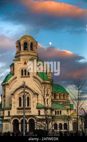 Dicembre 2019 a Sofia Bulgaria: Sofia vi saluta con strade larghe foderato con vivace Cafè, vedute delle montagne circostanti, giallo brillante trundled tram lungo strade trafficate il dolce profumo di pasta come viaggio attraverso il cuore della città a vedere l'edificio rosso un simbolo del blocco orientale visita statue e monumento dal partito comunista volte avvicinarsi alla vita locale a piedi bye street di commercianti che vendono icone sovietica e URSS cappucci militare dopo la caduta del muro di Berlino. Attrazioni come la Chiesa Ortodossa Bulgara Cattedrale Alexander Nevsky cattedrale costruita in stile Neo-Byzantine amato Foto Stock