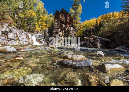 Il 2 ottobre 2019, cristallo, COLORADO, Stati Uniti d'America - Il Vecchio Mulino è un 1892 fucina di legno situato su un affioramento sopra il fiume di cristallo Foto Stock