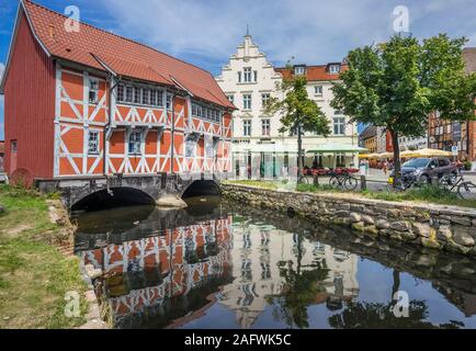 Gewölbe, noto anche come la casa rossa è un medievale casa in legno e muratura costruito sul Fiume Grube al vecchio porto della città anseatica di Wismar Foto Stock