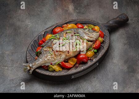 Frittura di pesce dorado con verdure, copia dello spazio. Foto Stock