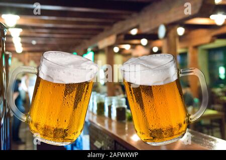 Due birre. Festeggiamenti di drink con birra. Foto Stock