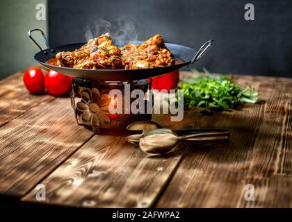 Chakhokhbili spezzatino di pollo con le verdure sul tavolo. vista orizzontale dal di sopra Foto Stock