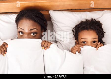 Famiglia americana africana che spuntavano la coperta Foto Stock