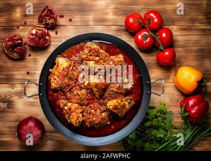 Chakhokhbili spezzatino di pollo con le verdure sul tavolo. vista orizzontale dal di sopra Foto Stock
