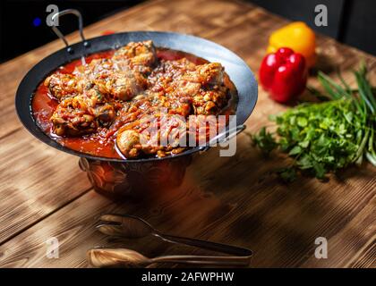 Chakhokhbili spezzatino di pollo con le verdure sul tavolo. vista orizzontale dal di sopra Foto Stock