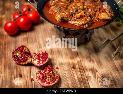 Chakhokhbili spezzatino di pollo con le verdure sul tavolo. vista orizzontale dal di sopra Foto Stock